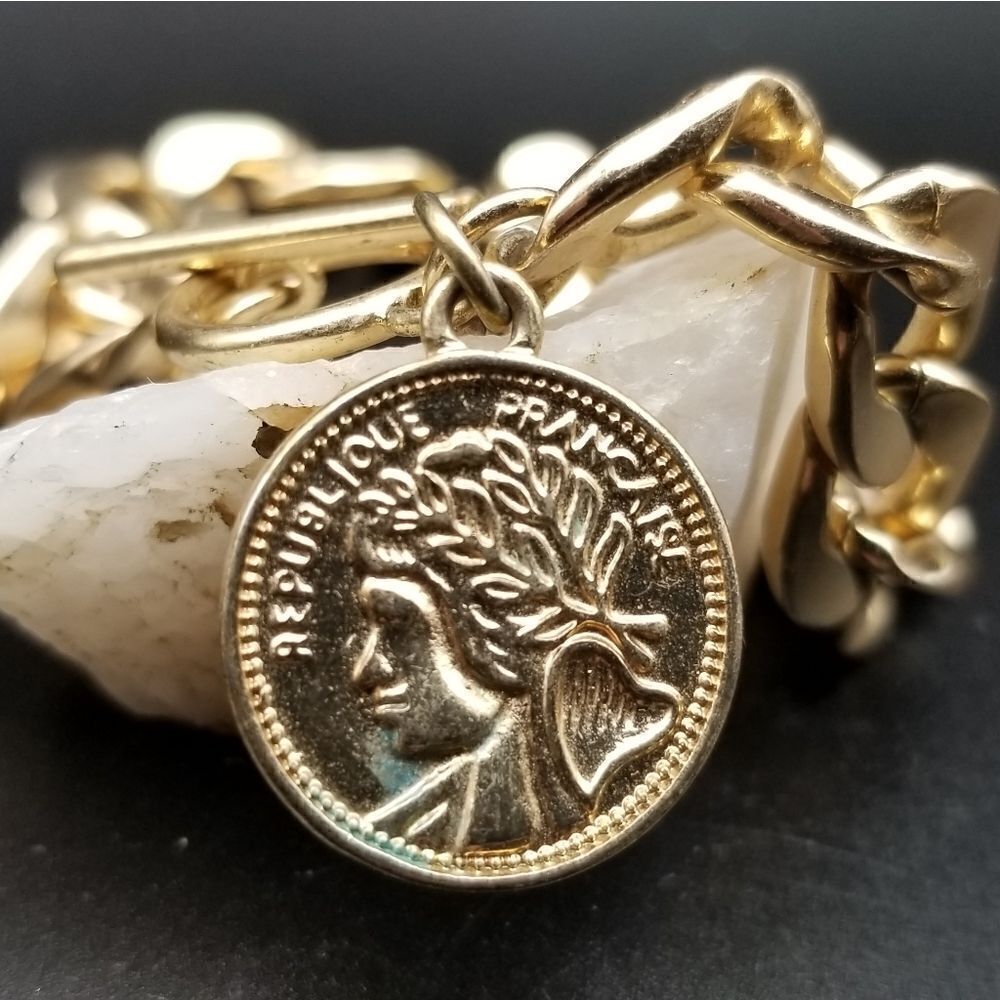 Roman emperor gold tone luxe stylish bracelet. B310